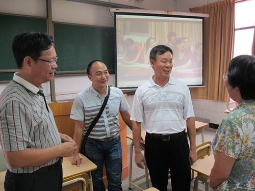 省教育系统关工委王玉学主任（右二）和蔡春逢秘书长（左一）与评审小组组长蔡婉交谈_副本.jpg